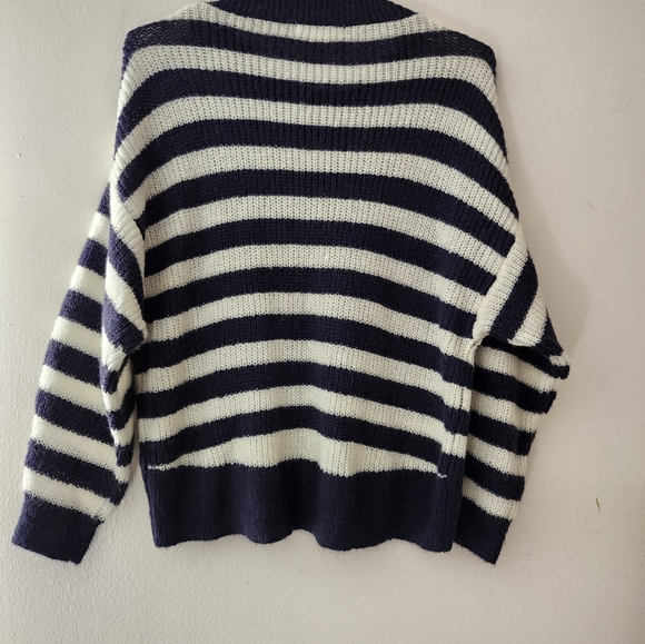 H&M  Crewneck Loose-Knit Sweater Size: L Color: Blue/ White  Stripe - Picture 3 of 10